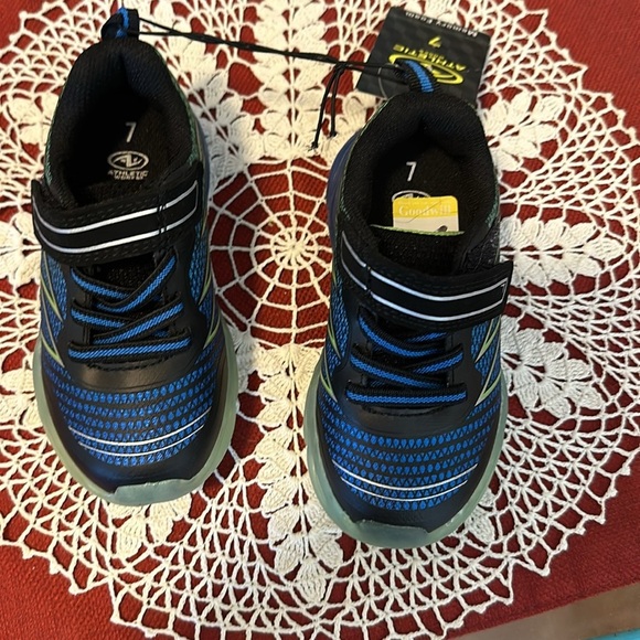 🎈🎈Nwt kids light up sneakers. Size 7 - Picture 4 of 5